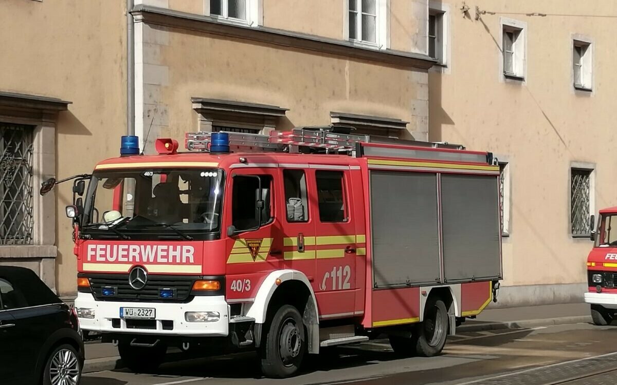 Ein Feuerwehrauto steht in der Sanderstraße in Würzburg wegen eines Brandes Ein Feuerwehrauto steht in der Sanderstraße in Würzburg wegen eines Brandes